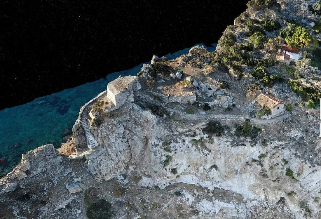 Ερείπια κάστρου πάνω σε απότομο βράχο, από drone